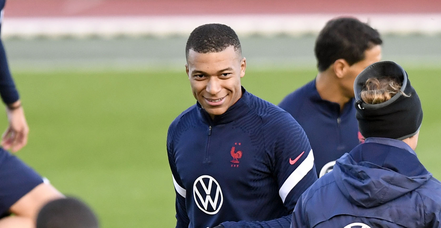 HLV Deschamps không mấy quan tâm tới lùm xùm của tiền đạo Kylian Mbappe vừa qua