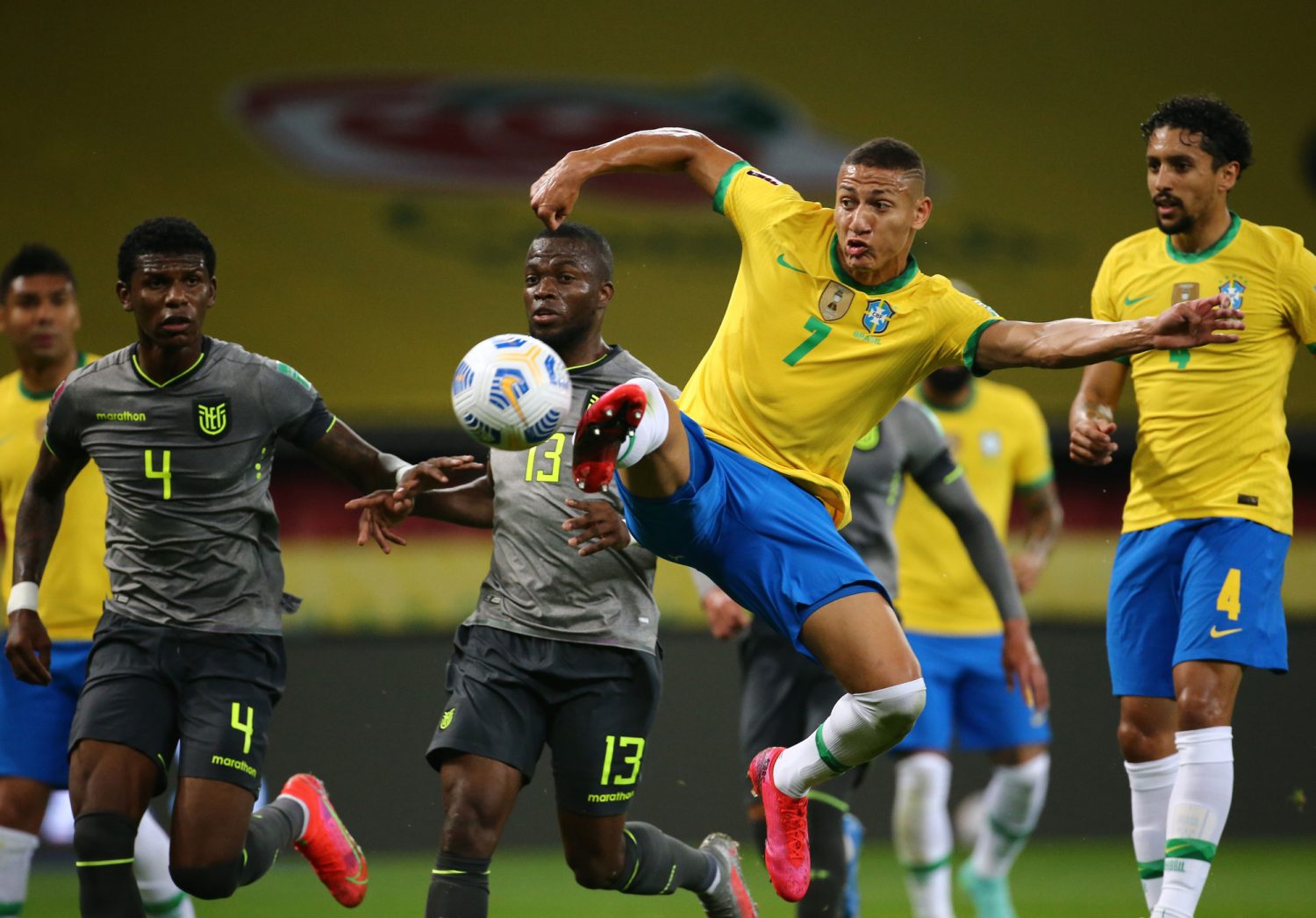 Brazil vẫn đang duy trì ngôi đầu bảng