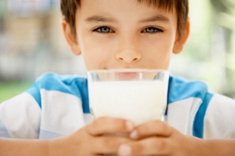 Cho bé uống sữa phát triển chiều cao