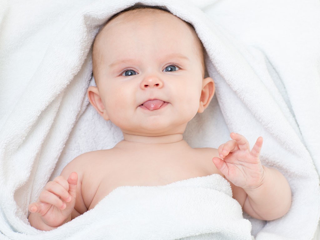Khi bị nấm lưỡi ở mức độ nhẹ, bạn có thể dùng nước muối súc miệng hàng ngày cho bé