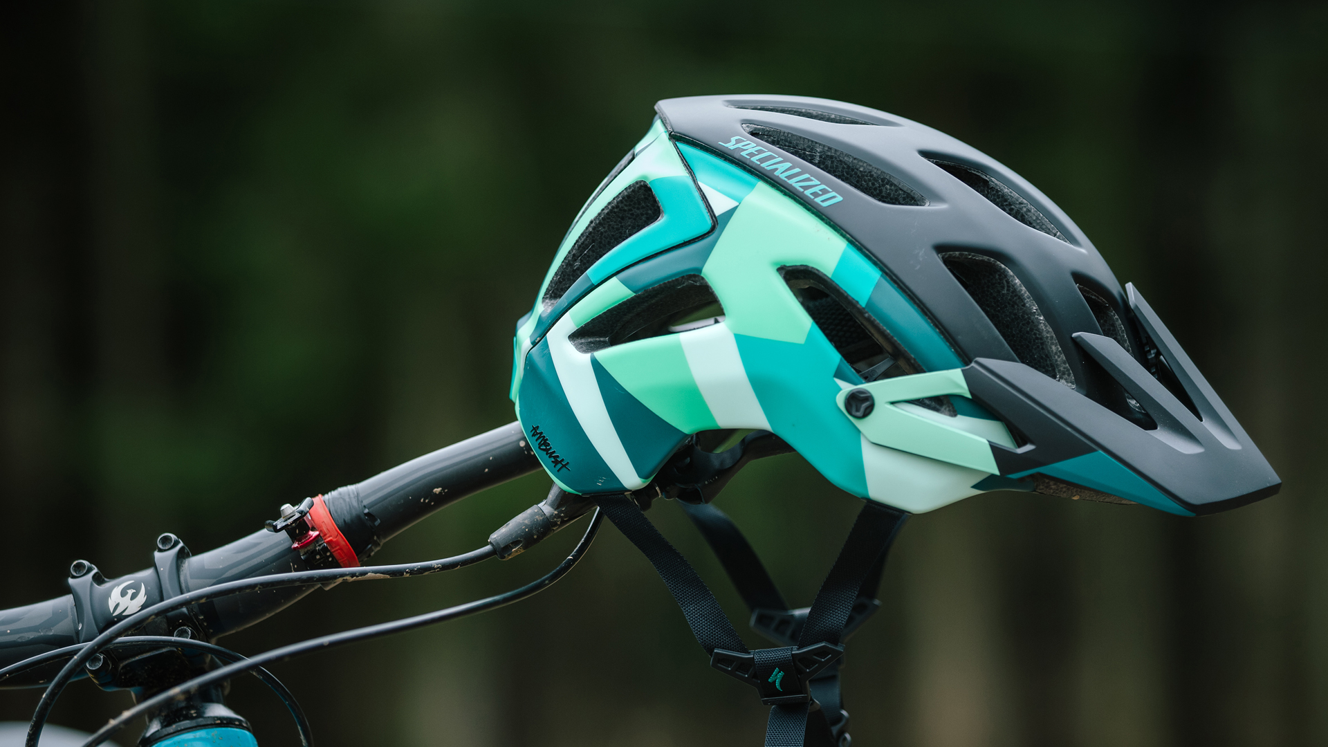 mũ bảo hiểm xe đạp có gắn cảm biến, đèn và camera